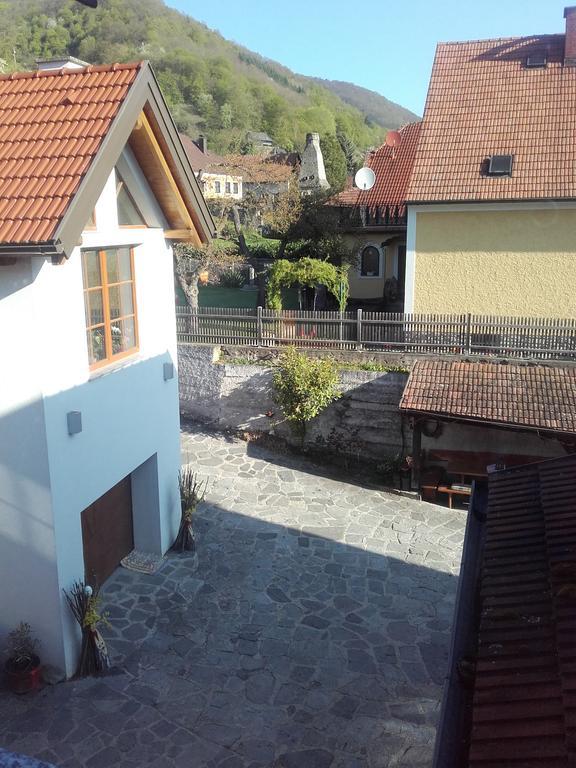 Gaestehaus Schuetz Spitz an der Donau Exterior photo